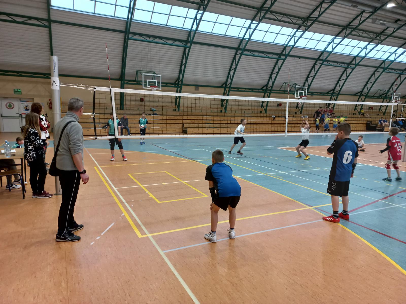 Turniej półfinałowy Mistrzostw Województwa w mini piłce siatkowej w kat. ,,dwójek' chłopców - Kinder Joy of Moving