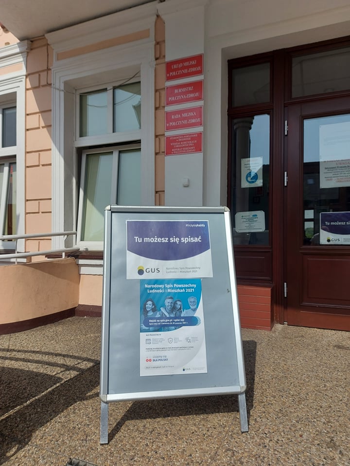 Tablica przed Urzędem namawia do uczestnictwa w  spisie