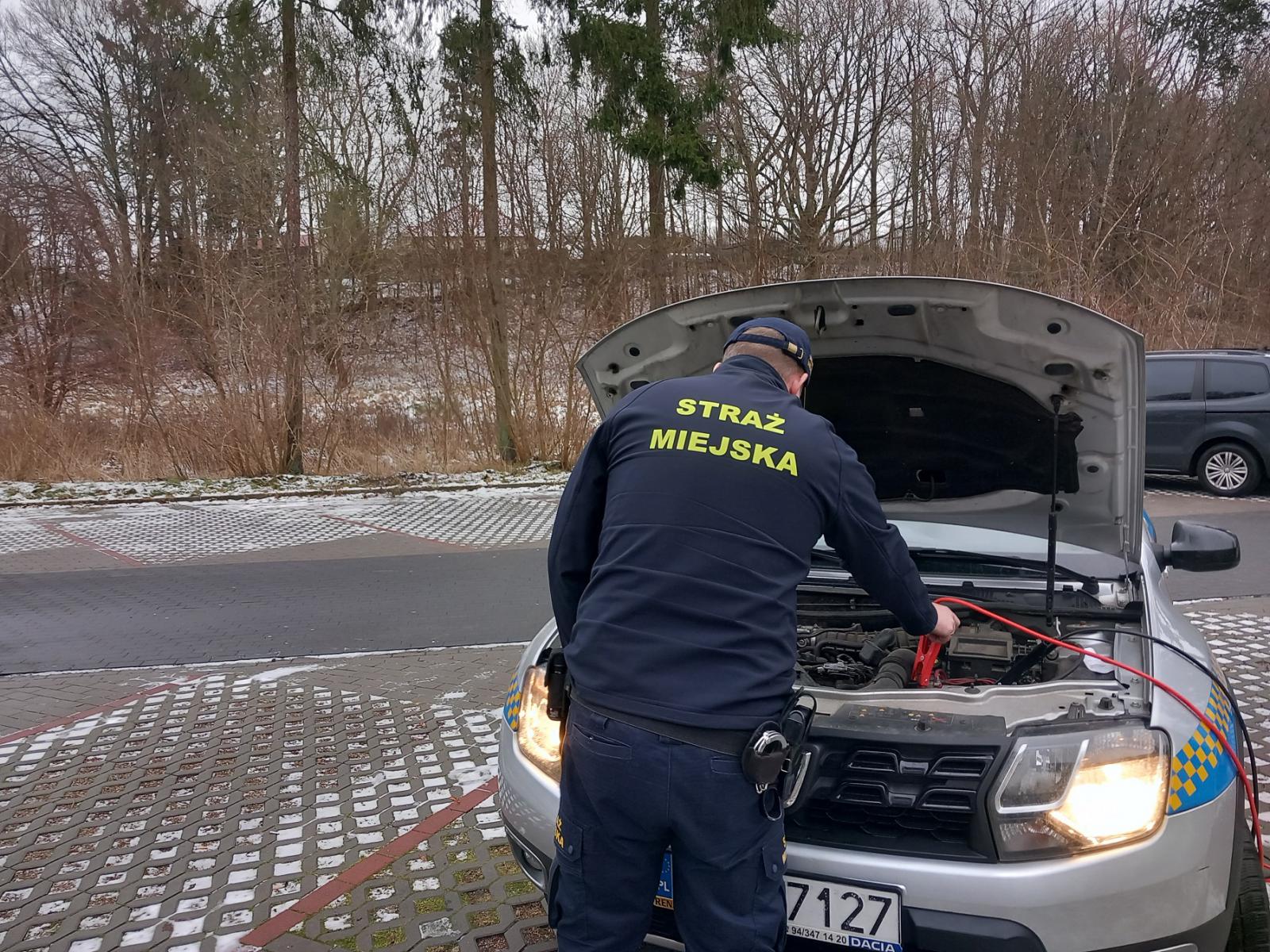 Zdjęcie Straży Miejskiej ładującej akumulator