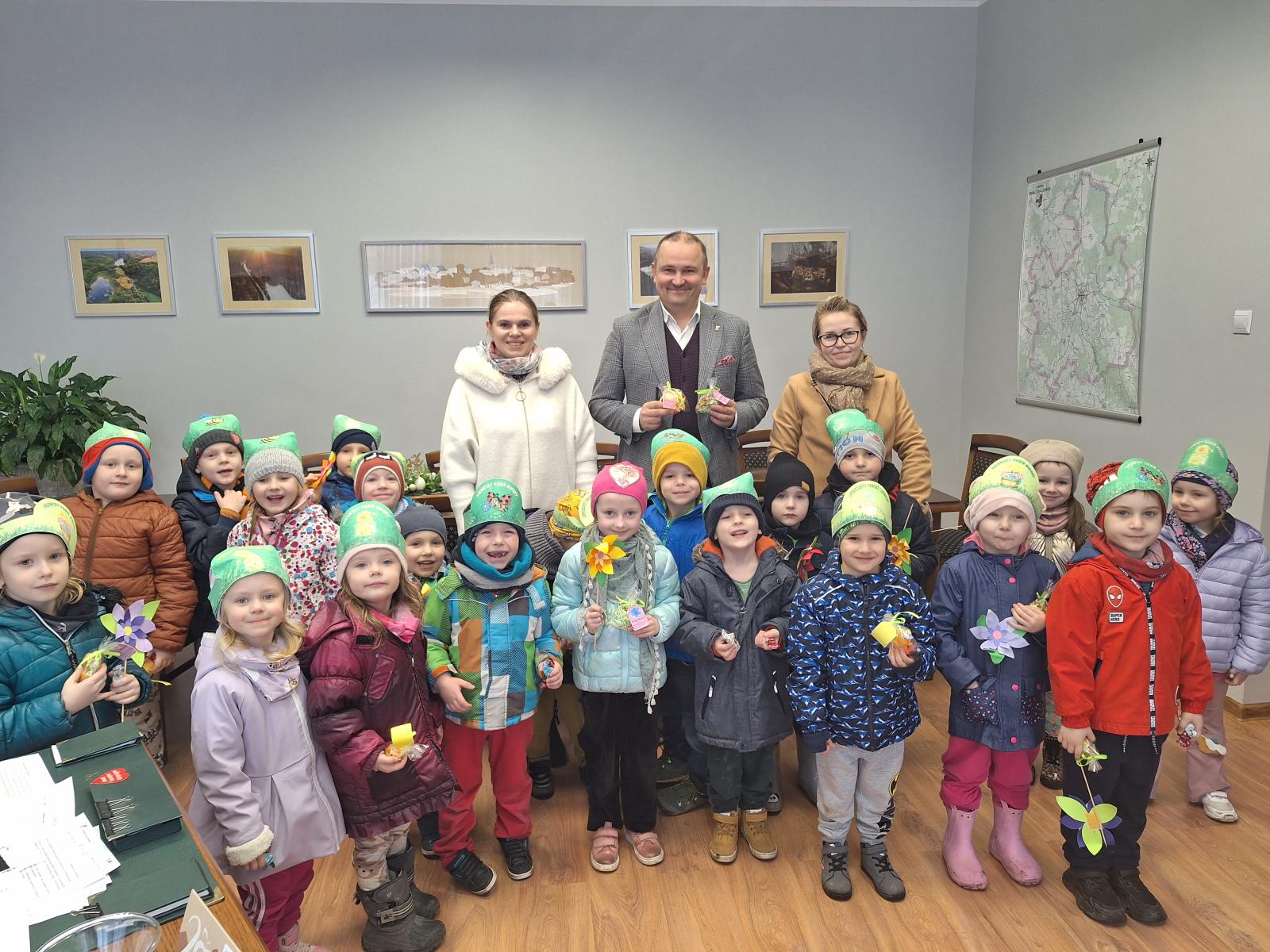 Przedszkolaki w gabinecie Burmistrza 