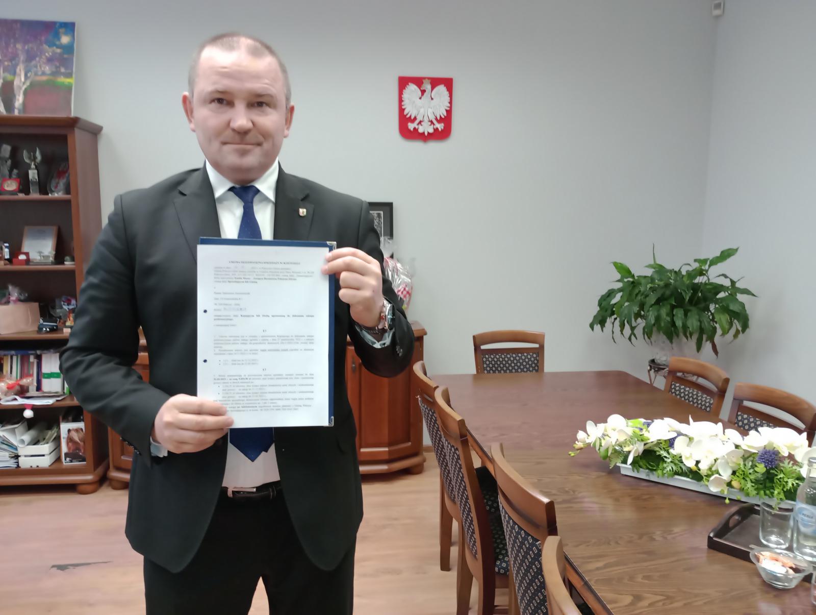 Burmistrz Sebastian Witek z pierwszą podpisaną umową