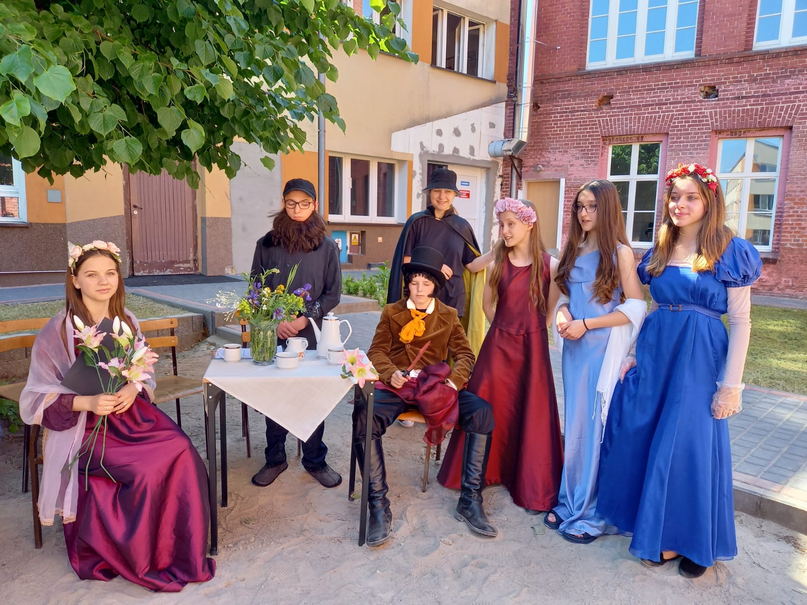 Goście weszli w porządku i stanęli kołem