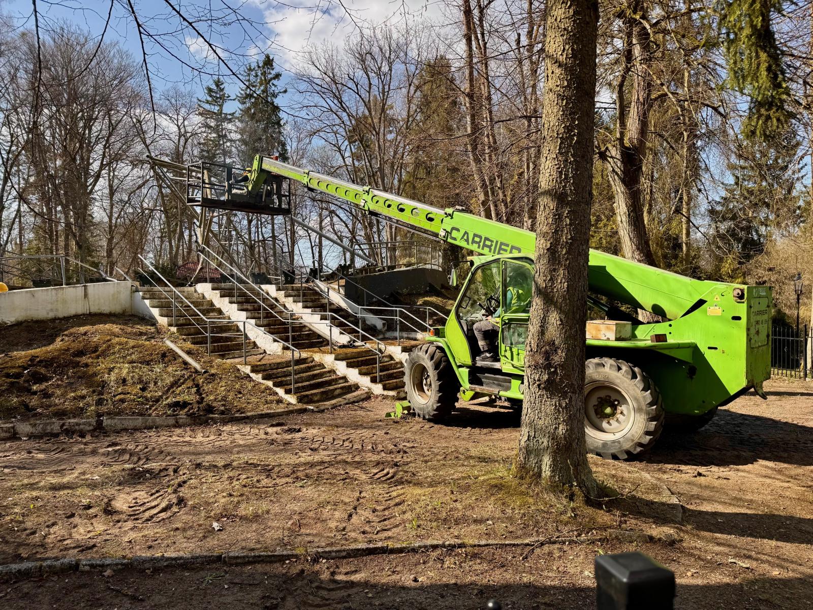 Rozpoczęto rozbiórkę stalowych elementów amfiteatru