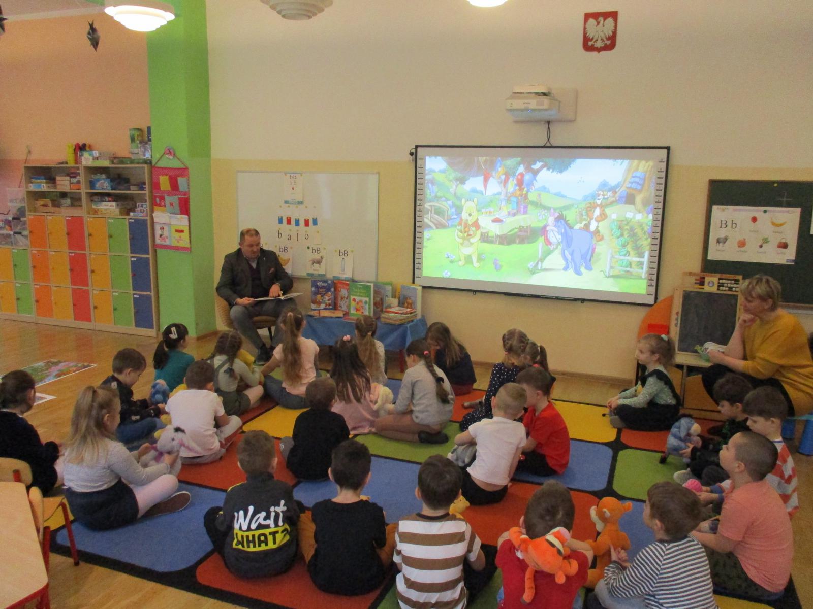 Burmistrz czytał przedszkolakom