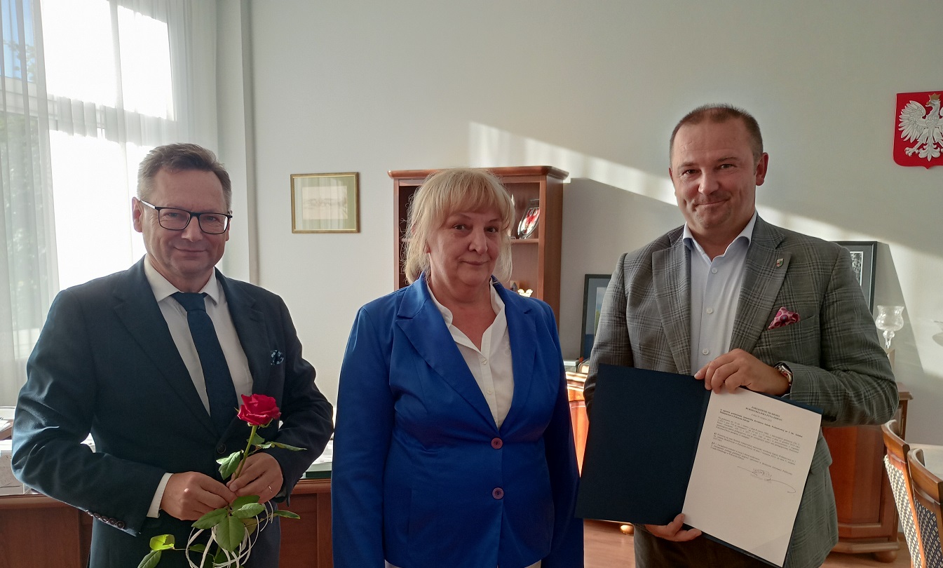 Pamiątkowa fotografia z Burmistrzem i Kierownikiem Wydziału Edukacji