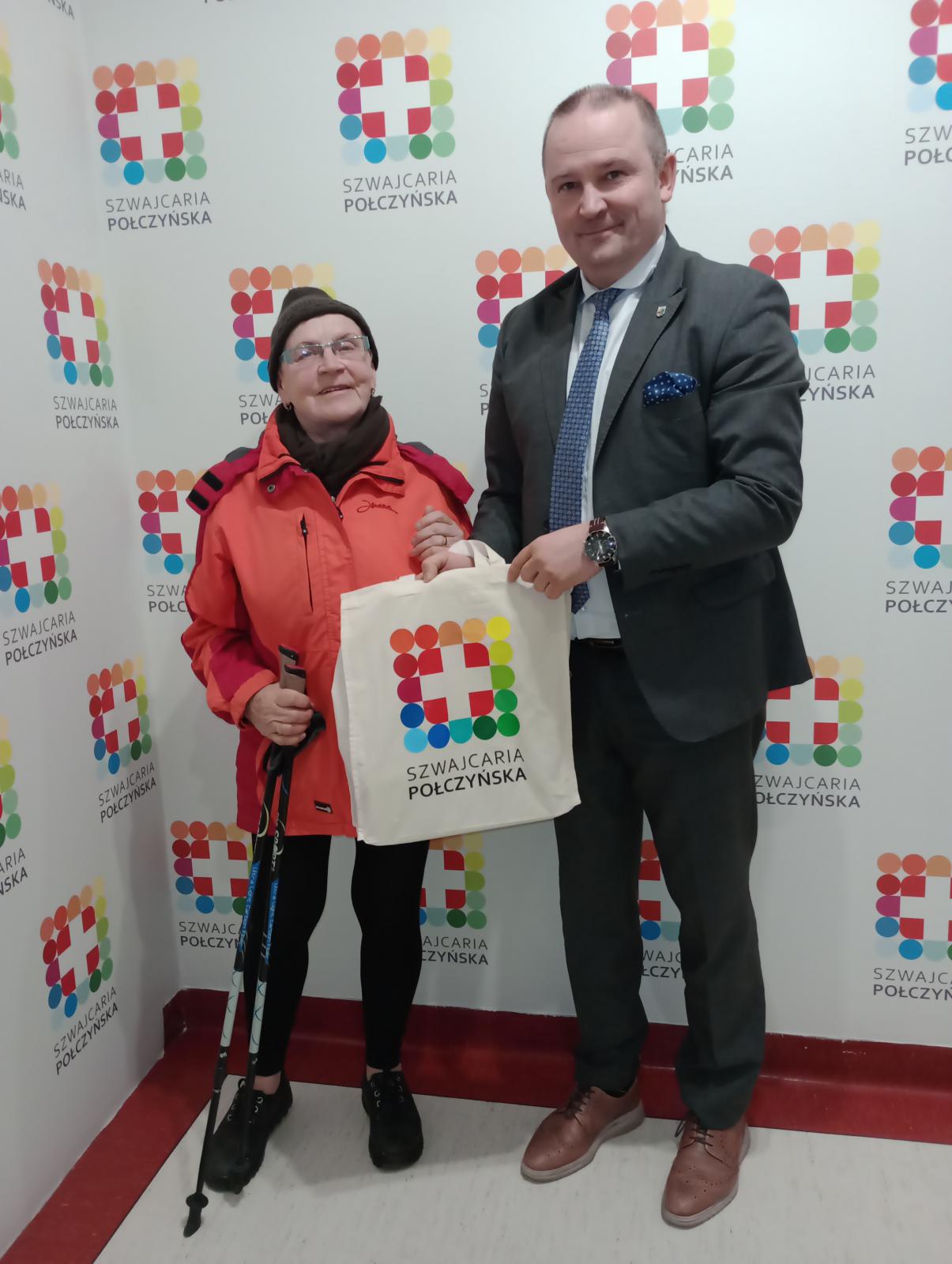 Pani Maria Marcinkiewicz odbiera drobne upominki od Burmistrza Sebastiana Witka