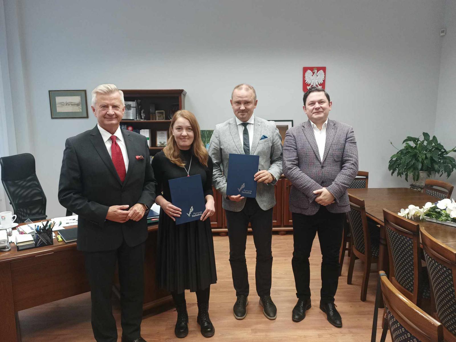 Uczestnicy spotkania w gabinecie Burmistzra Sebastiana Witka (drugi z prawej)