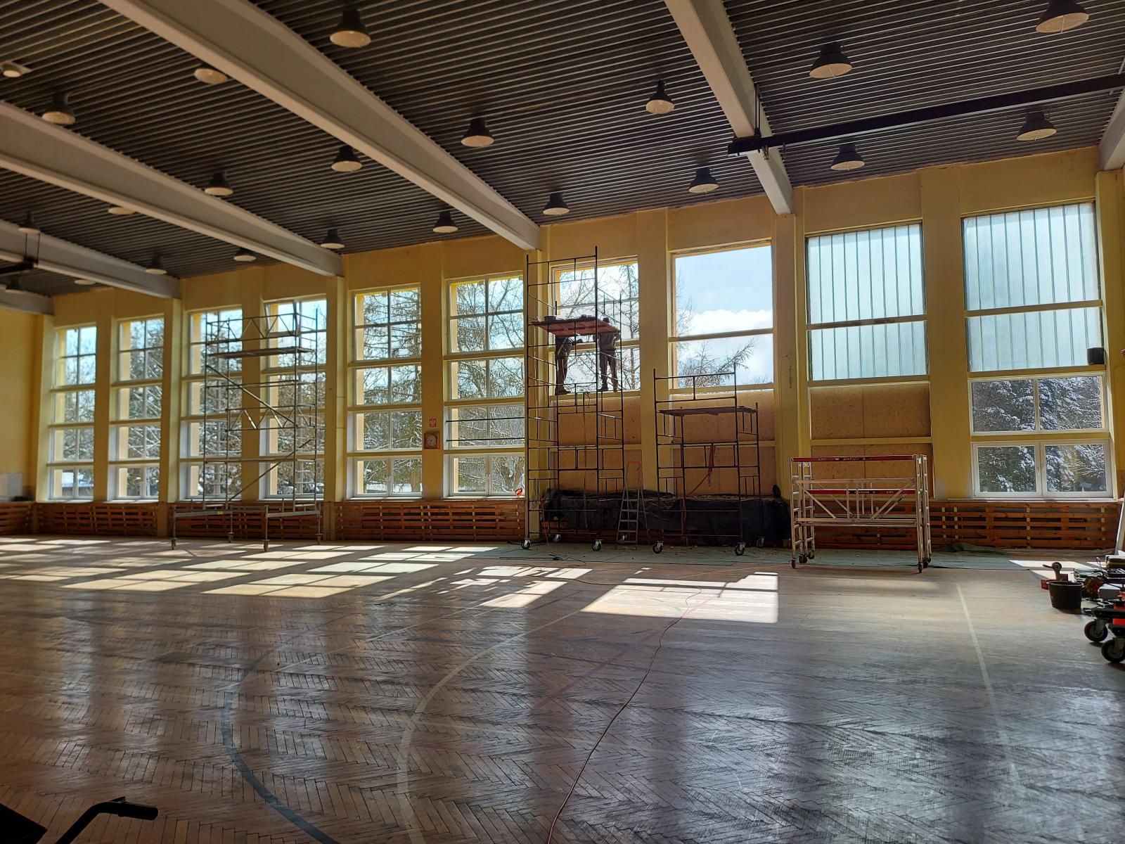 Wymiana okien. Na pierwszym planie zniszczony parkiet