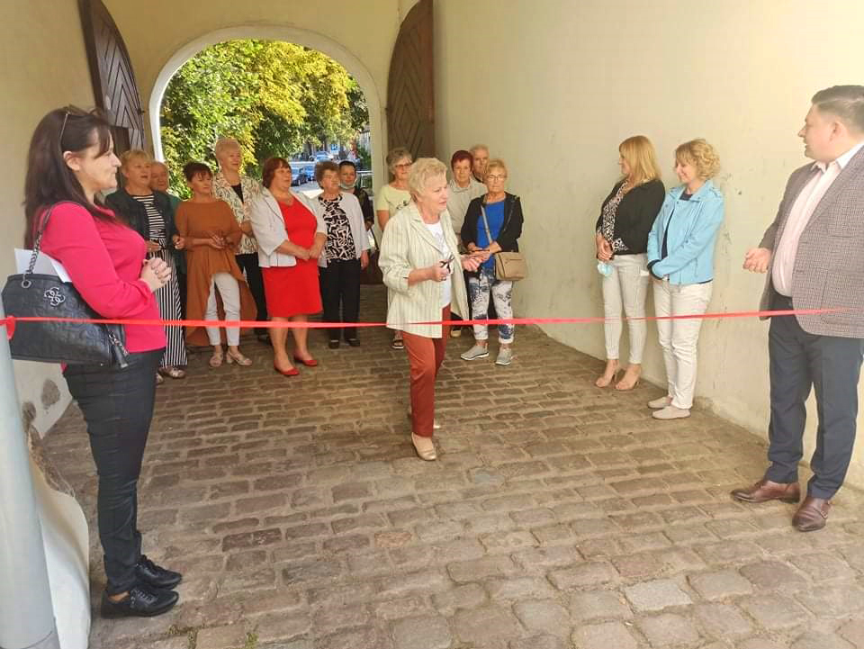 „Ławeczka dla Seniora” na zamkowym dziedzińcu