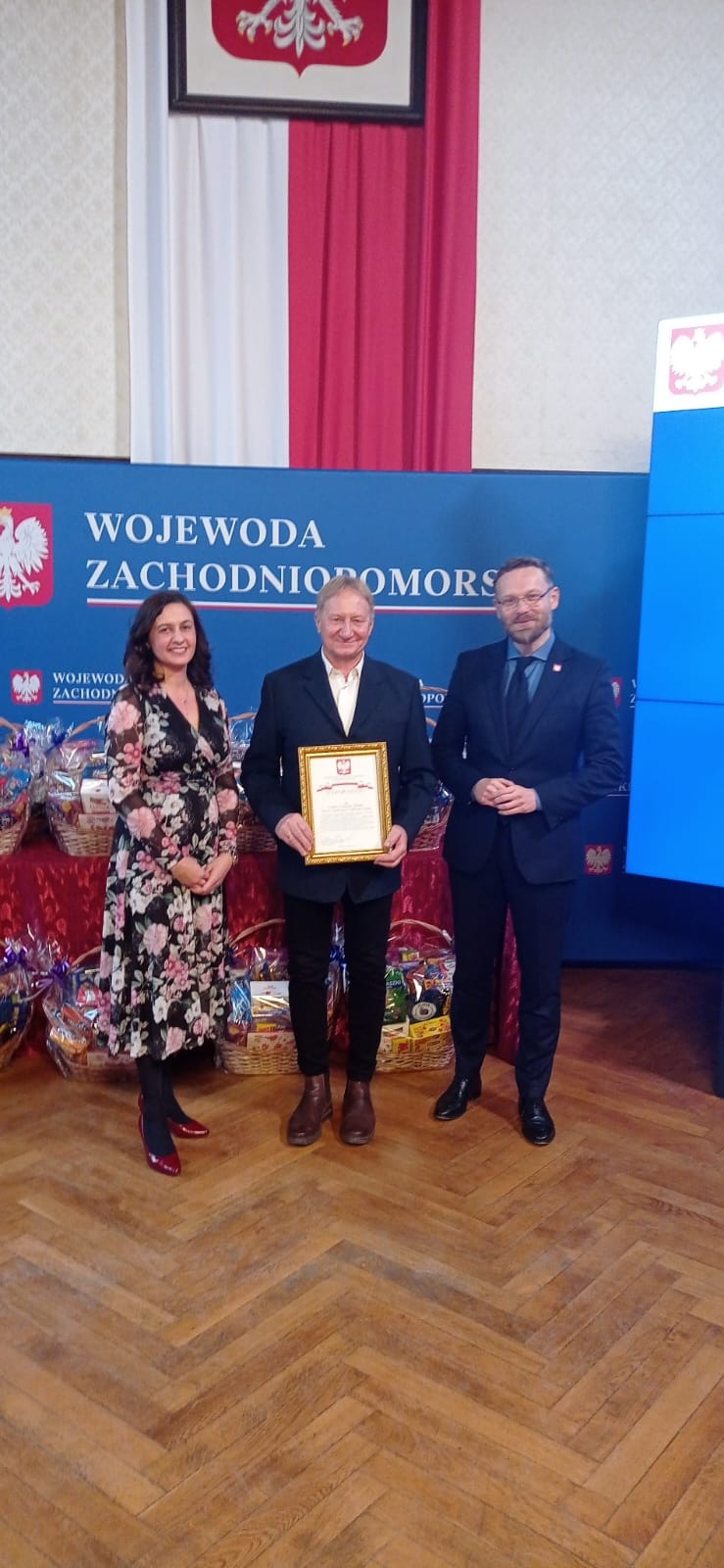 Dyrektor MGOPS w Połczynie-Zdroju Marek Łukomski w towarzystwie Wojewody Zachodniopomorskiego Zbigniewa Boguckiego oraz Justyny Borzym, Dyrektora Wydziału Zdrowia i Polityki Społecznej