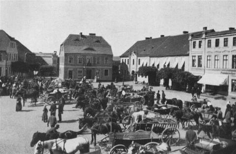 Rolnicy z okolicznych miejscowości dostarczali towary na rynek furmankami.