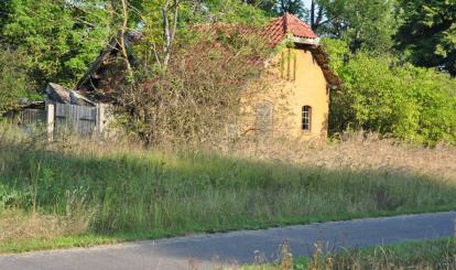 Budynek dawnego kolejowego WC leży tuż przy popularnej ścieżce rowerowej