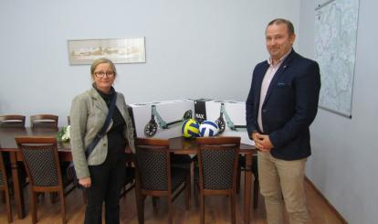 Burmistrz Sebastian Witek przekazuje nagrody organizatorce Rajdu