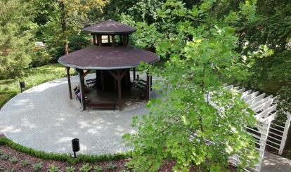 Widok na pobliską tężnie w Parku Zdrojowym