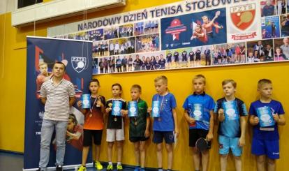 Ceremonia Mistrzostw Wojewódzkich Skrzatów. Od lewej Sędzia główny zawodów, Cezary Ogorzałek – I miejsce i pozostali najlepsi uczestnicy, ustawieni w kolejności osiągniętych miejsc.