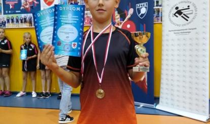 Cezary Ogorzałek ze zdobytymi trofeami – I miejsce w kategorii Skrzatów i III miejsce w grze deblowej w kategorii Żaków Cezary Ogorzałek ze zdobytymi trofeami – I miejsce w kategorii Skrzatów i III miejsce w grze deblowej w kategorii Żaków