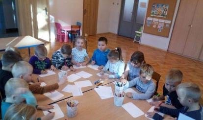 Dzieci-z-grupy-Pszczółki-rysowały-wsóplnie-obrazki-dla-chorych-dzieci