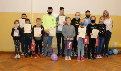 Laureaci konkursu wraz z organizatorem