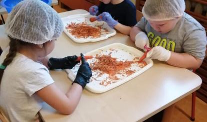 Dzieci potrafią obierać marchewkę