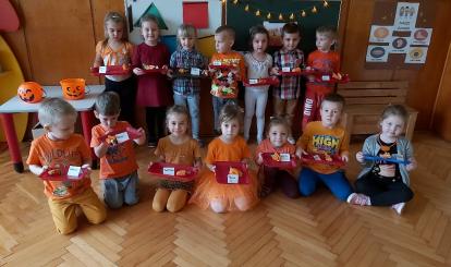 Dzieci z grupy Żuczki również wykonały dynie z chrupków kukurydzianych