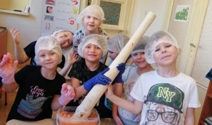 Dzieci z grupy Motylki na zakończenie kiszenia zrobiły sobie zdjęcie