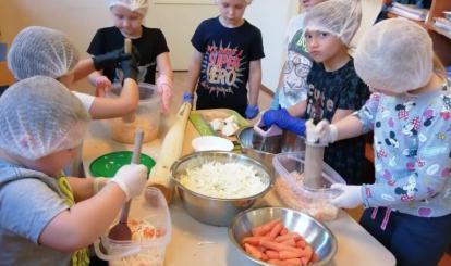 Dzieci z grupy Motylki przygotowują kapustę do kiszenia