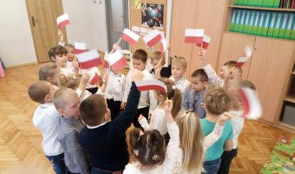 Dzieci z grupy Pszczółki podczas tańca z flagami