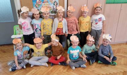 Dzieci z grupy Pszczółki zrobiły także opaski na głowę