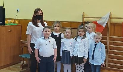 Grupa Motylki podczas śpiewania hymnu