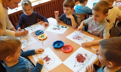 Malowanie-kolców-jeża-widelcem