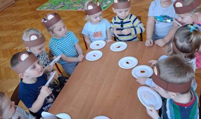 Maluszki jadły również miodek z talerzyka