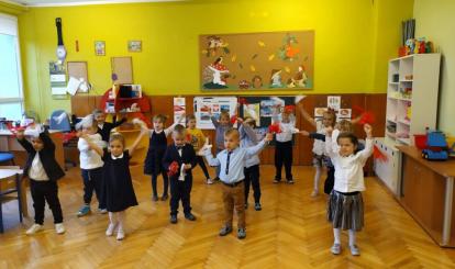 Motylki zaprezentowały z okazji Święta taniec z wstążkami