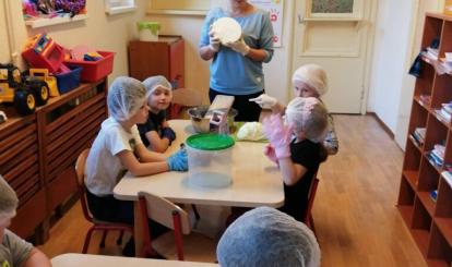 Pani Ania wytłumaczyła dzieciom jak się kisi kapustę