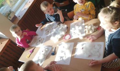 Pszczółki podczas wykonywania prac plastycznych