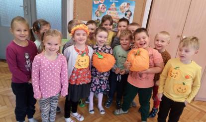 Pszczółki wykonały dynie z bibuły