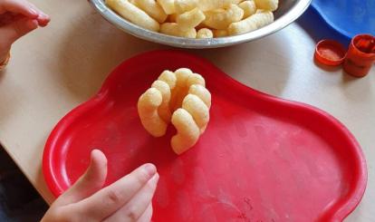 Sklejanie chrupków kukurydzianych