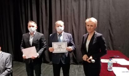 Sołtys Ogartowa odbiera czek