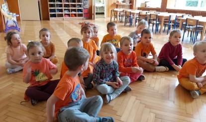 Wszystkie dzieci ubrane były na kolor pomarańczowy