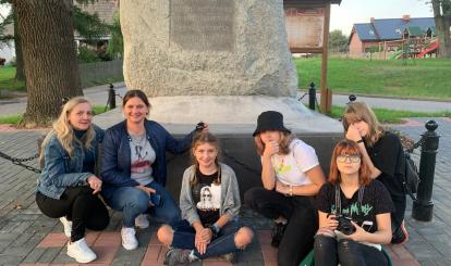 Uczestnicy projektu pod głazem narzutowym w Piaskach