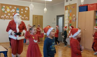 Mikołaj bardzo lubi bawić się z dziećmi