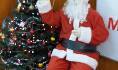 Mikołaj po dalekiej podróży musiał odpocząć przy choince