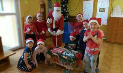 Motylki to najstarsza grupa i dzieci bardzo chciały mieć zdjęcie z Mikołajem