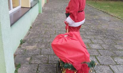 Potem Mikołaj wyruszył na spotkanie z Żuczkami