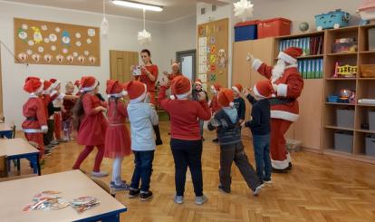 Pszczółki zaprosiły Mikołaja do wspólnej zabawy