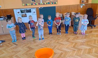 Rzucanie monety do wody