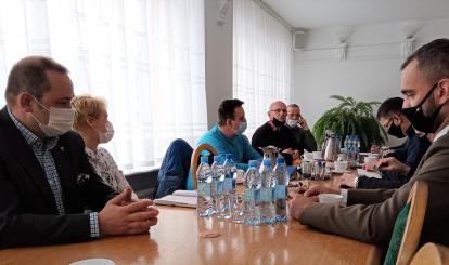 Burmistrz Połczyna-Zdroju Sebastian Witek podczas narady w sprawie 163