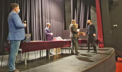 Burmistrz Sebastian Witek wręczył podziękowania dla szefa sztabu WOŚP w Połczynie-Zdroju - Grzegorza Dunder.