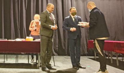 Burmistrz Sebastian Witek wręcza drobne upominki i podziękowania dla wolontariuszy