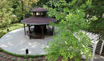 Widok na pobliską teżnię w Parku Zdrojowym