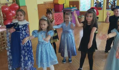 Dzieci z najstarszej grupy Motylki w wykonaniu tańca pokazywańca